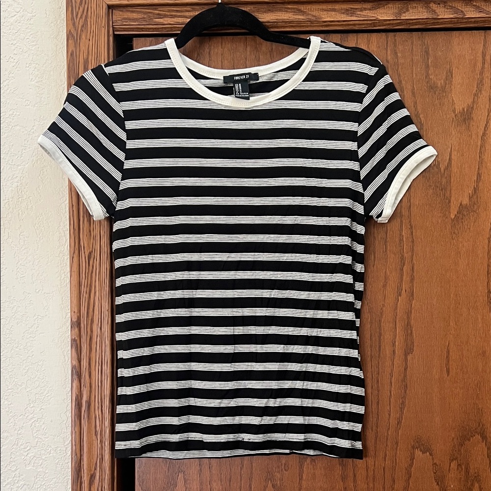 •FOREVER 21• tee